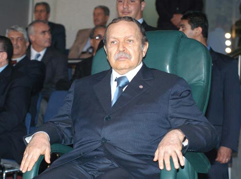 محمد العربي زيتوت : بوتفليقة هو رجل المؤامرات والاغتيالات والاختلاسات