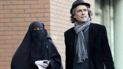 رشيد نكاز المُدافع عن منتقبات فرنسا يترشح لخلافة بوتفليقة في الجزائر