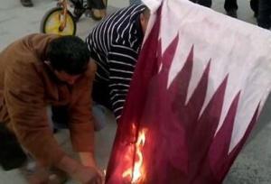 حرق علم \'دويلة\' قطر في طبرق الليبية