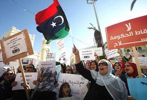 سلميون ومسلحون يتصادمون عند مقر الخارجية الليبية