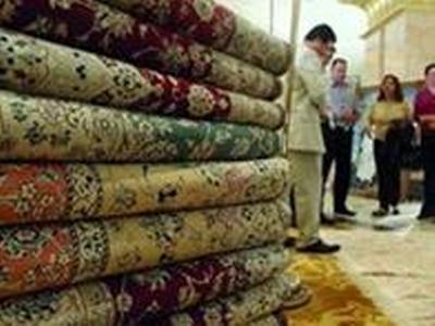 نساء في الجزائر ينتجن السجاد اليدوي في بيوتهن
