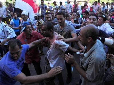 قتيل وأكثر من مئة مصاب في اشتباكات بين مؤيدي ومعارضي مرسي