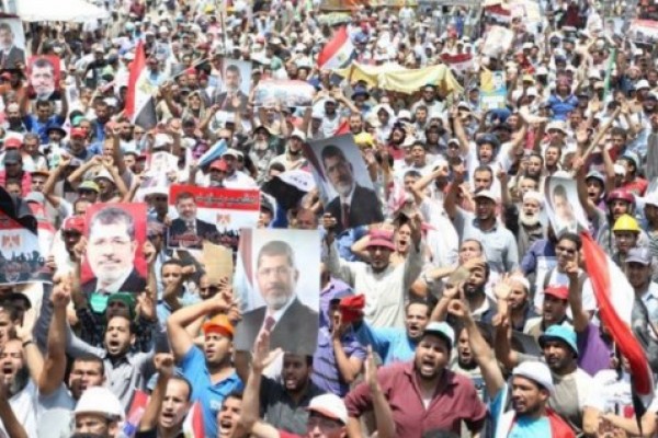 دعوات للتظاهر غدا وامهال الجيش 24 ساعة لعودة مرسي وإعلان العصيان المدني