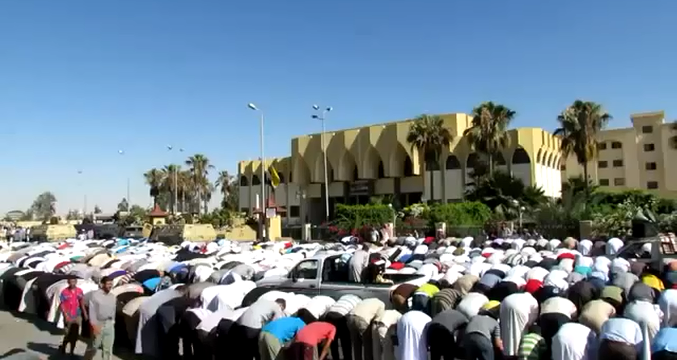 حرب على الاسلام : اعتداء قوات الجيش على المصلين وهم يؤدون صلاة العصر بالعريش