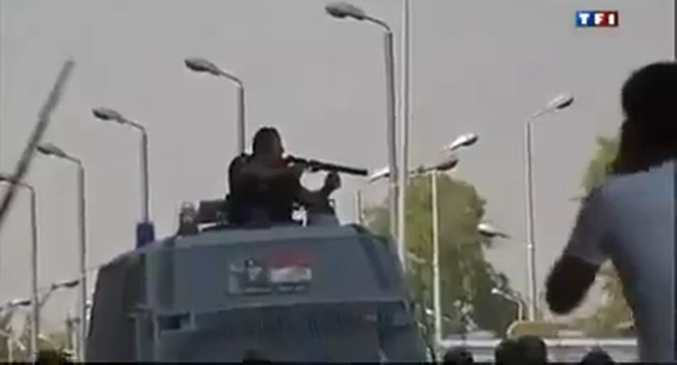 القناة الأولى الفرنسية تظهر أنصار مرسي بصدور عارية يواجهون رصاص السيسي