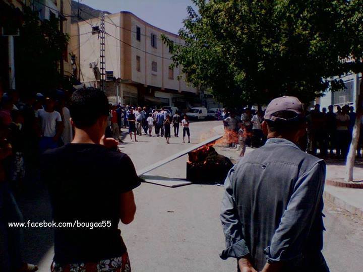 مسيرات و مواجهات عنيفة بدائرة بوقاعة ولاية سطيف بسبب انقطاع المياه
