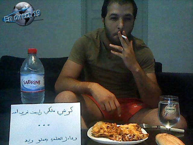 تونسيون ينشرون صورهم وهم مُفطرون تحدياً لشيخ سلفي توعدهم
