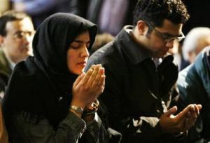 من علامات الساعة امرأة تؤم المصلين في مسجد مختلط بلندن