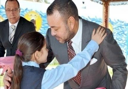 الملك يعتذر لعائلات ضحايا مغتصب الاطفال المستفيذ من العفو و يعد من موقعه وإحساسه كأب بتمكين الاطفال