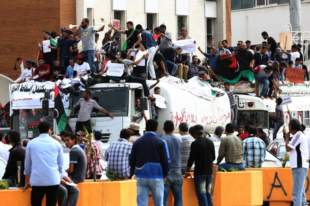متظاهرون ليبيون يطالبون الحكومة بقطع العلاقات مع مصر احتجاجا على استخدام القوة