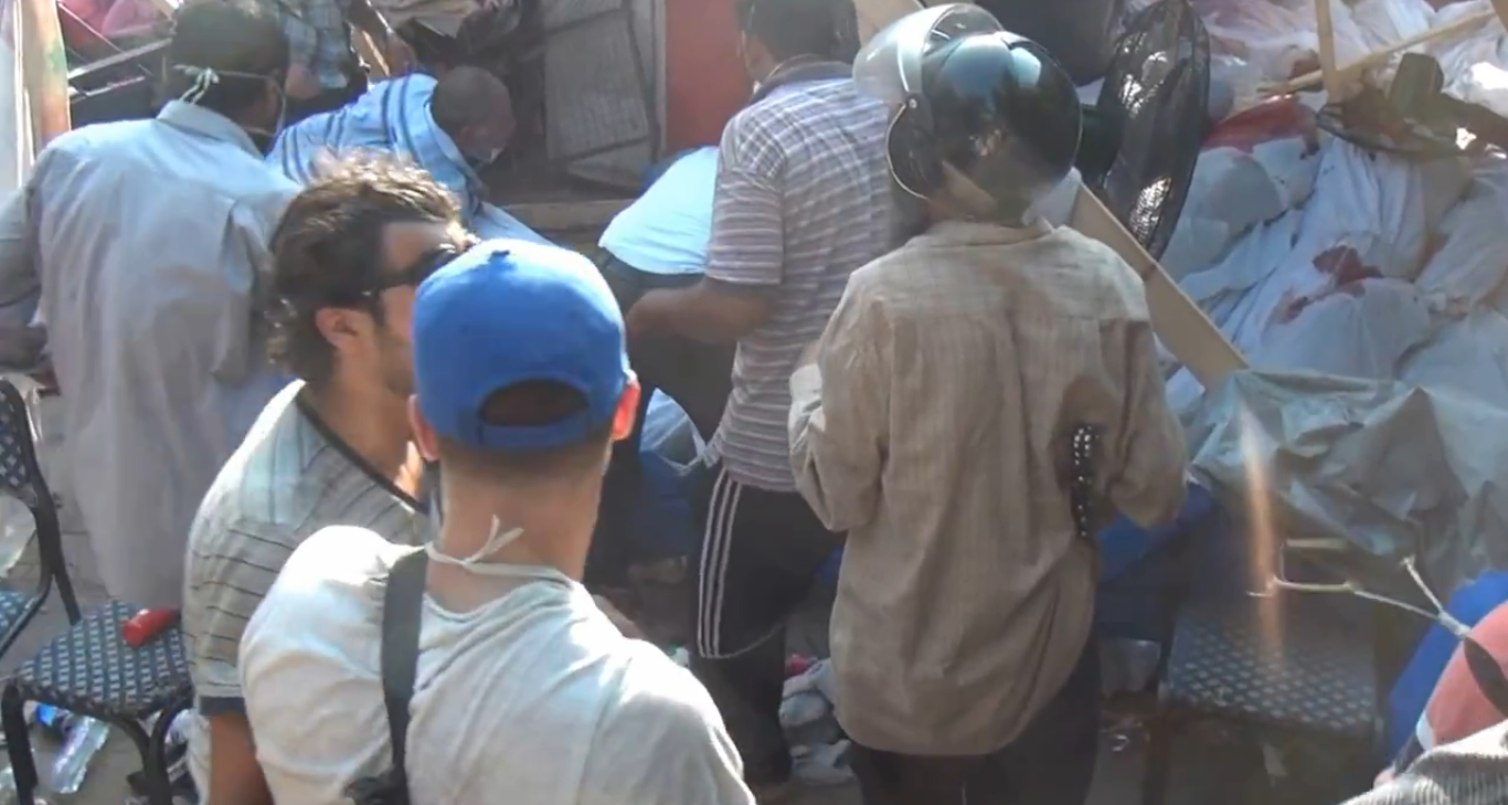 مشاهد مروعة : فيديو يوثق ما فعلتة الجرافات بجثث الشهداء القتلى من دهس و حرق