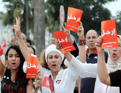 الائتلاف الحاكم بتونس يتعهد باستقالة الحكومة خلال شهر بعد انطلاق الحوار الوطني