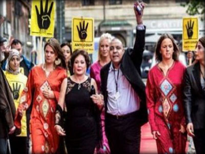 جموع ترفع شعار رابعة تهاجم فنانين مصريين في مهرجان مالمو بالسويد والخارجية تأسف