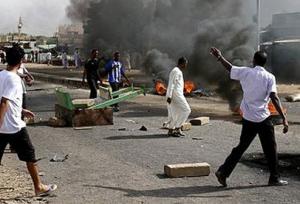 \'الثورة\' في السودان تدعّم ركائزها مع سيلان المزيد من الدماء
