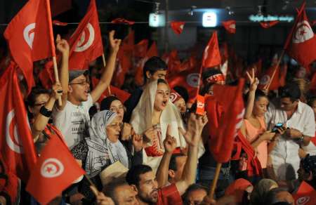 بدء المحادثات بين الحزب الحاكم في تونس والمعارضة في محاولة لإنهاء الأزمة