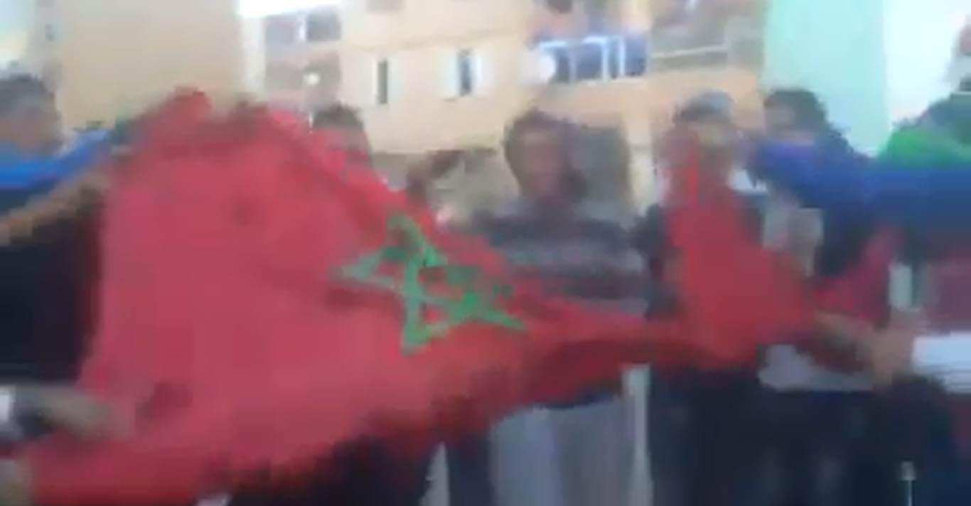في تصعيد شعبي غير مسبوق جزائريون يحرقون العلم المغربي