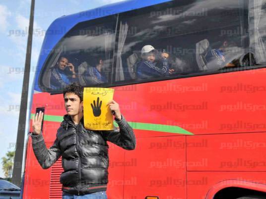 جماهير مغربية تستقبل الأهلي بالدار البيضاء رافعين «شعار رابعة»