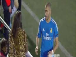 اللاعب بنزيمة يخرج من المباراة لالتقاط صورة مع مشجعة مغربية