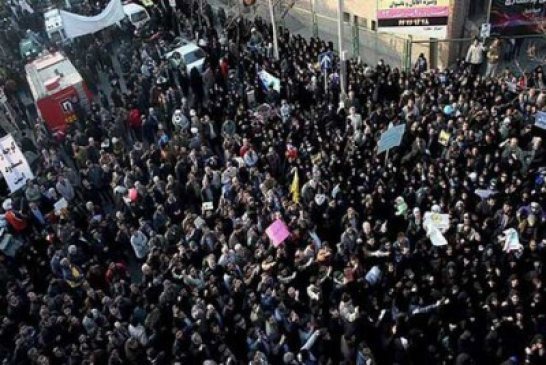 مظاهرة حاشدة أمام السفارة الفرنسية في طهران تطالب بطرد السفير الفرنسي
