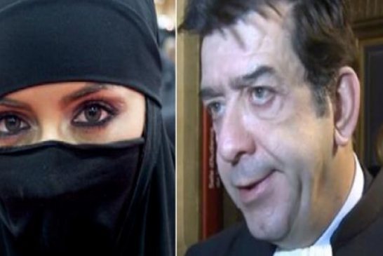 أستاذ فرنسي رفض وجود طالبة مسلمة في فصله فتعرى أمامها ليجبرها على الخروج