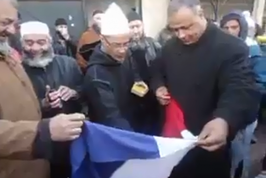 الشيخ علي بن حاج ينفذ تهديده و يحرق العلم الفرنسي أمام مسجد الوفاء بالقبة