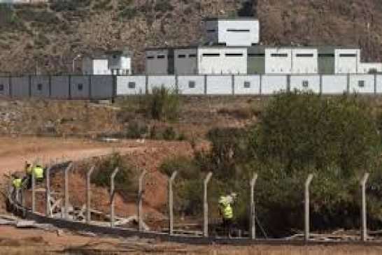 المغرب ينهي بناء سور فاصل في الحدود مع الجزائر والأخيرة تتشدد مع المهاجرين المغاربة