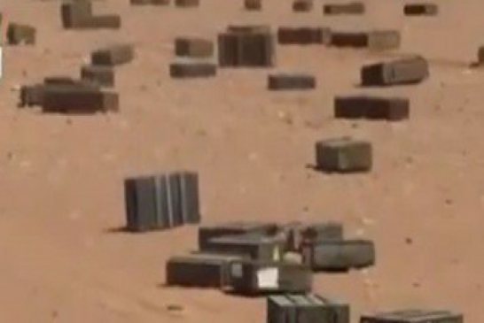 فيديو يكشف كمية كبيرة من الذخيرة ملقاة عبر طائرات أمريكية على الحدود مع ليبيا