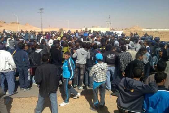 بطالو ورقلة يحتجون أمام الولاية ويطالبون بتحقيق مطالبهم