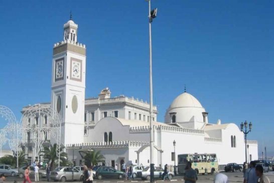 أشخاص وجمعيات جزائرية تطالب بتخفيض  صـوت الأذان لأنها يُزعجـهم