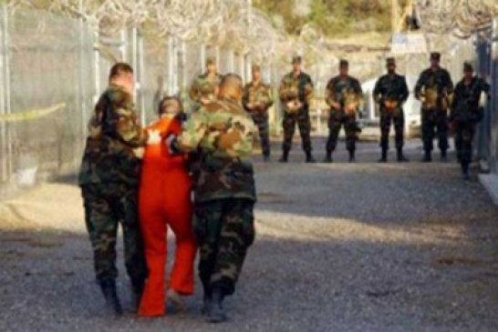 سلطنة عمان تستقبل ستة يمينيين تم الإفراج عنهم من غوانتانامو