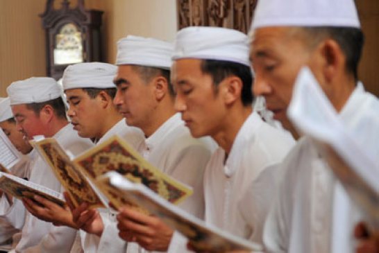 الصين تجبر أقلية الايغور المسلمة على الأكل وتمنعهم من الصوم