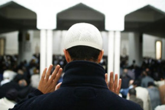 فرنسا ترحل اربعين خطيبا وإماما من دعاة الحقد و الكراهية والتحريض