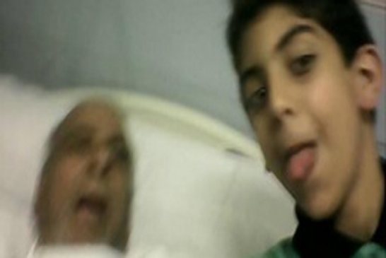 سعودي يلتقط سيلفي مع ميت: “باي باي جدي”