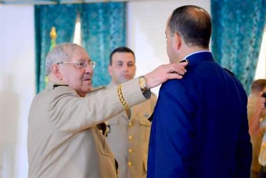 الفريق قايد صالح ينوب عن بوتفليقة في تقليد الرتب لعدد من الضباط السامين في الجيش