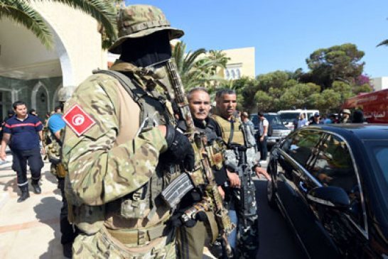 السبسي يعلن حالة الطوارئ تعطي حق وضع الأشخاص تحت الإقامة الجبرية وتقييد الاجتماعات وحظر التجول
