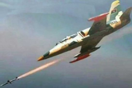 سلاح الجو الليبي يدمر مركبا محملا بمسلحين قبالة ميناء درنة