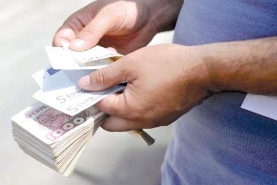 انهيار الدينار الجزائري مستمر أمام الأورو والدولار