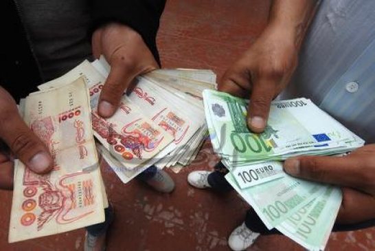 لكبح الواردات في بلد يعتمد بشكل أساسي على الواردات البنك المركزي بخفض الدينار الجزائري