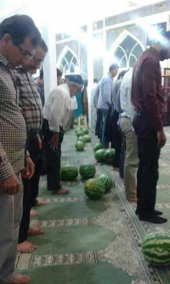صلاة البطيخ كل واحد عاس على دلاعتو  يا اهل الله الجامع حرمة
