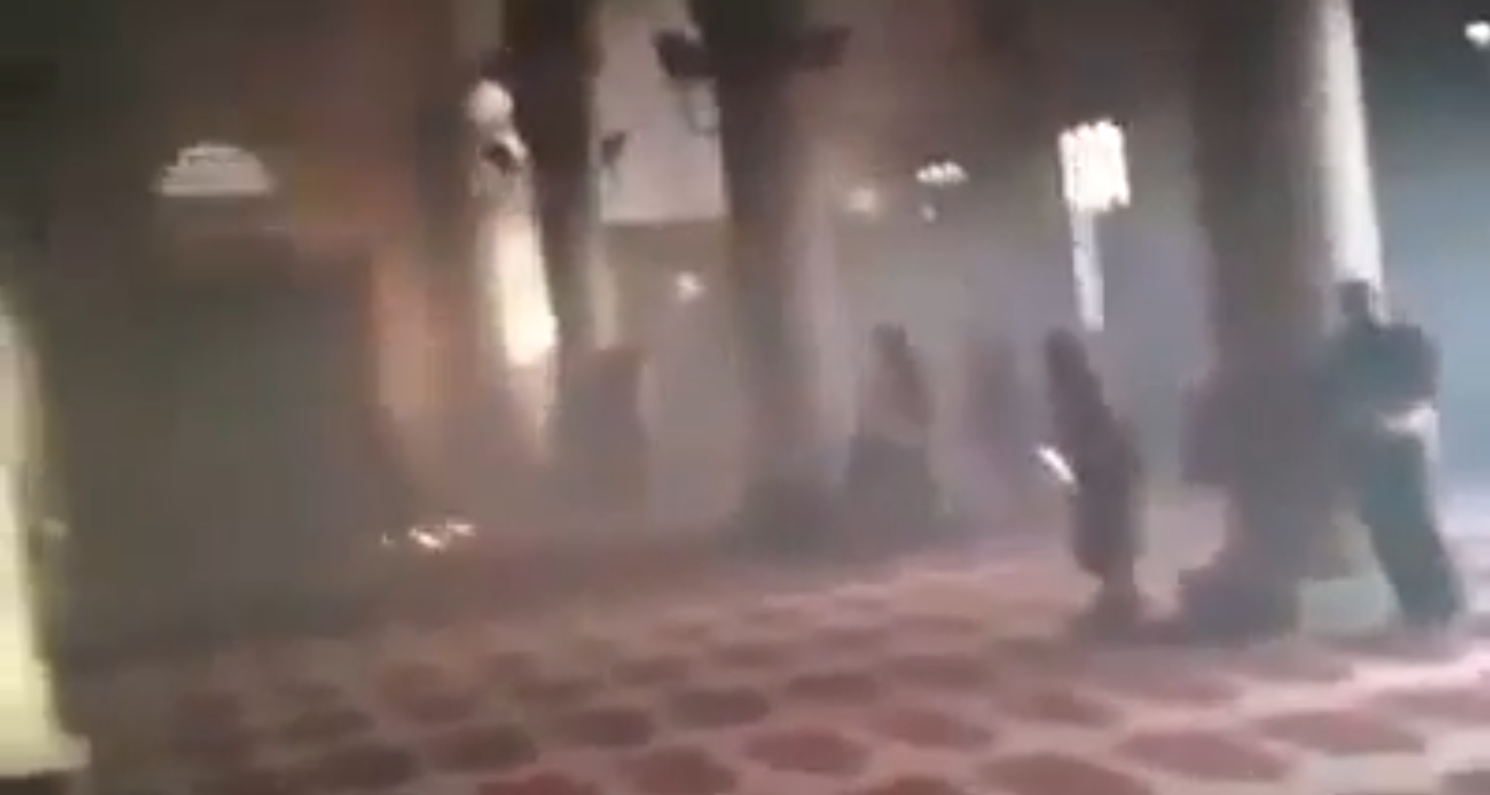 الجيش الصهيوني يعبت داخل المسجد الأقصى بالرصاص والنقابل
