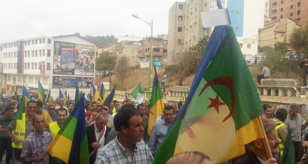 مسيرة حاشدة للارسيدي بتيزي وزو بسبب الأزمة الاقتصادية