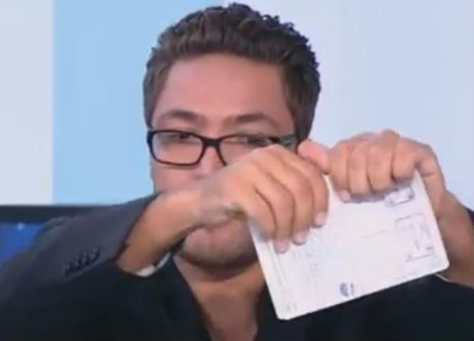 خطير الملاكم المغربي السابق زكرياء مومني يمزق جواز السفر على المباشر