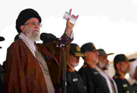 طهران تواصل ضرب حرية التعبير وتسجن أربعة صحافيين