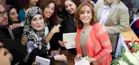 تكرريم الأديبة الجزائرية أحلام مستغانمي بجامعة ريجنتس البريطانية