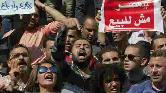 محكمة مصرية تقضي بحبس 51 شاركوا في احتجاجات "تيران وصنافير"
