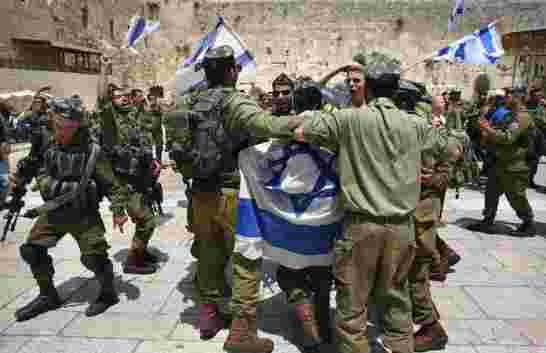 آلاف الإسرائيلين يحتفلون باحتلال القدس الشرقية
