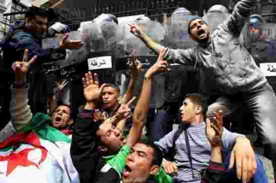 محتجون يقطعون الطريق بالعين الصفراء و والي النعامة يرفض النزول لسماع انشغالاتهم