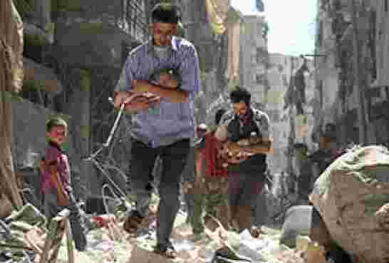 المجاعة تطرق أبواب سكان الأحياء الشرقية لحلب المحاصرة من أجل كلب همه الوحيد هو الكرسي