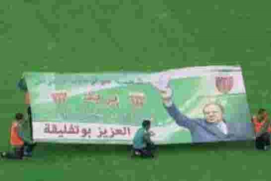 Banderole brandie dans le stade de Franceville : "Bouteflika, dégage"