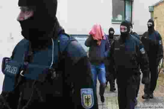 مداهمات وتفتيش لعدة منازل بحتا عن شقيقين جزائريين في ألمانية وبريطانيا يشتبه في دعمهما للإرهاب